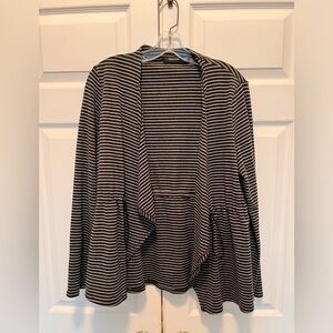 Boutique Doe & Rae top! Cinchable waist! Open front!